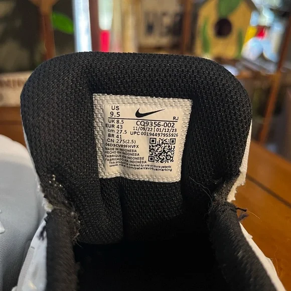 Nike Black and White legend essentials 2 - Picture 3 of 4